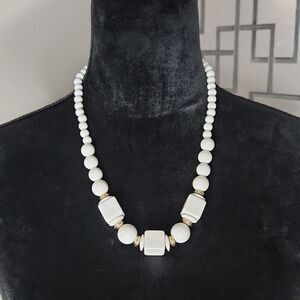 Classic White Beaded Necklace – Elegant & Timeless Design
